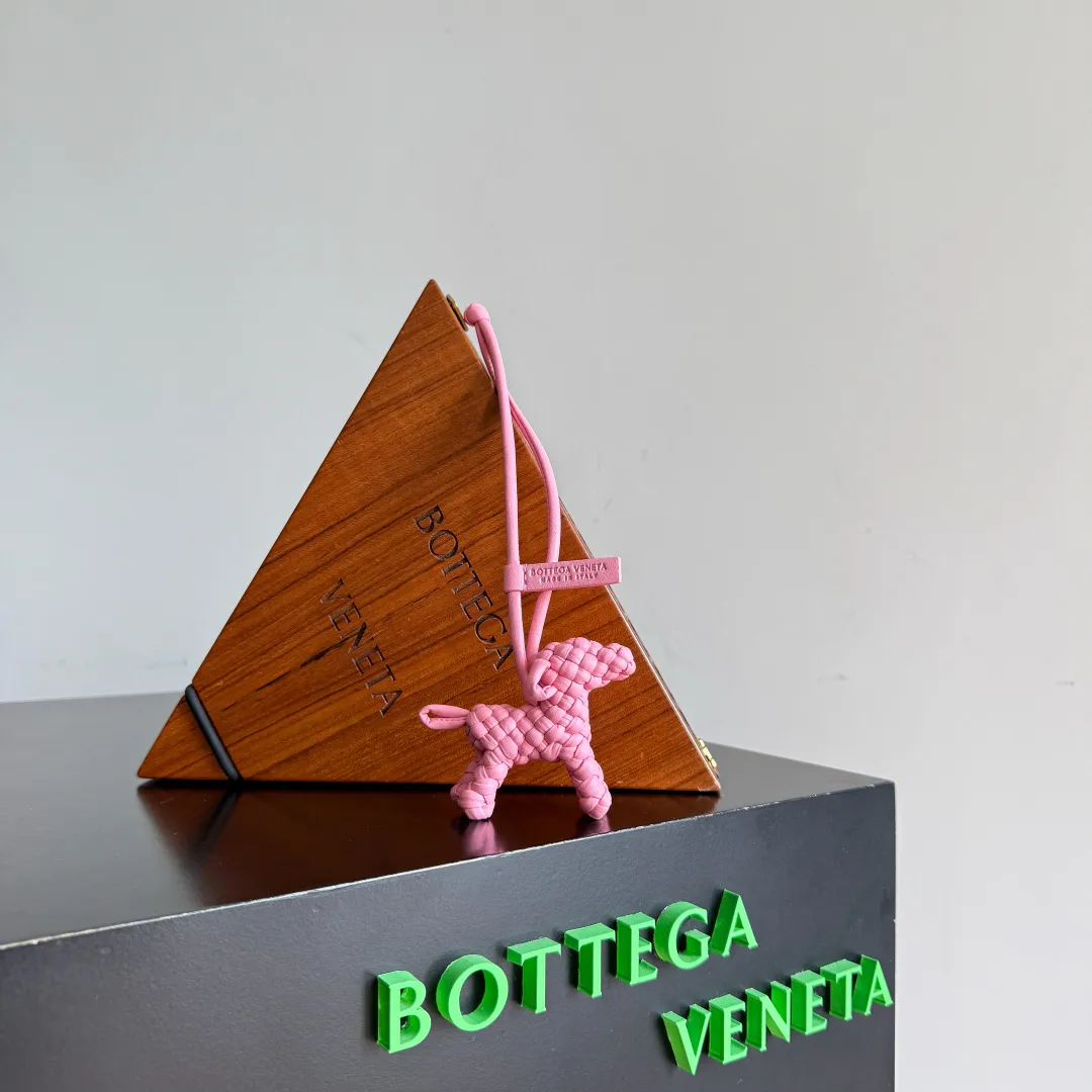 Batch 540 BOTTEGA VENETA2025 new puppy-shaped pendant braided puppy is now online😎The leather braided puppy-shaped pendant can be hung on any handbag, and it is as cute, delicate and colorful as it matches with a bag. Cute and cute, it will touch your heart at any time. It can be hung on bags or keychains. Who can resist such a cute puppy💓 Style number: 807068